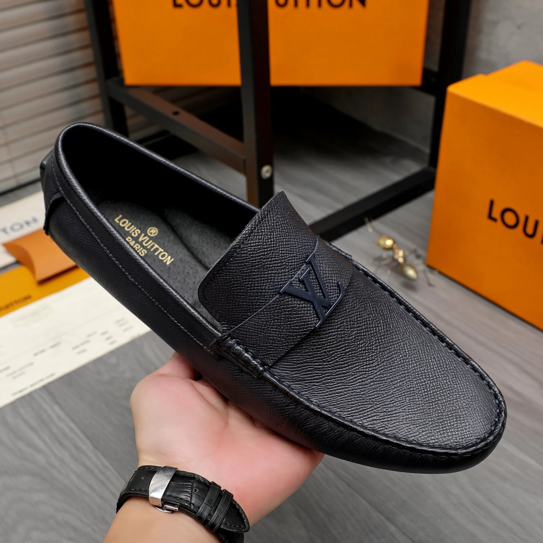 Men's shoes💰400 Product trademark: LV "Louis Vuitton" casual slip-on shoes Regular size: 38-45 (45 is custom-made and non-returnable) Product materials: Selected pebbled cowhide upper, pigskin lining, rubber outsole